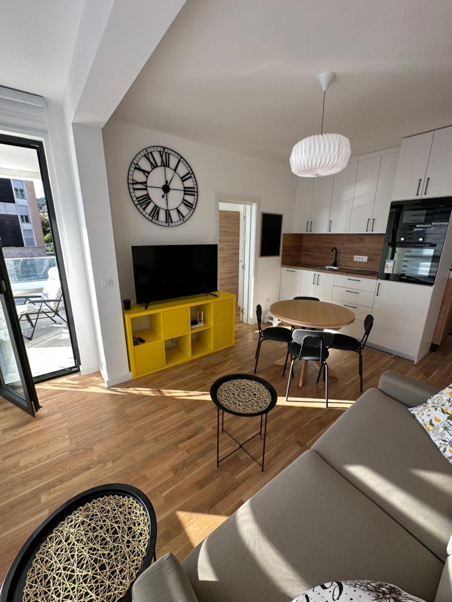 Apartman Javi Apartment บาร์ ภายนอก รูปภาพ